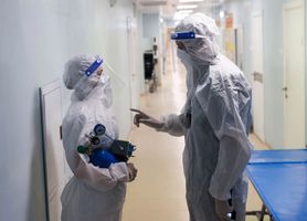 Wariant Omikron zakończy pandemię? Dr Dzieciątkowski studzi optymizm: "Istnieje duże ryzyko, że ponownie wszystko się posypie"