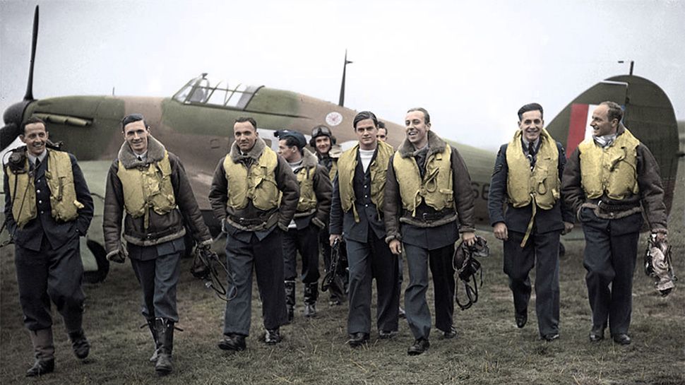 Piloci dywizjonu 303 w 1940 r. Od lewej: Ferić, Kent, Grzeszczak, Radomski, Zumbach, Łokuciewski, Mierzwa, Henneberg, Rogowski, Szaposznikow