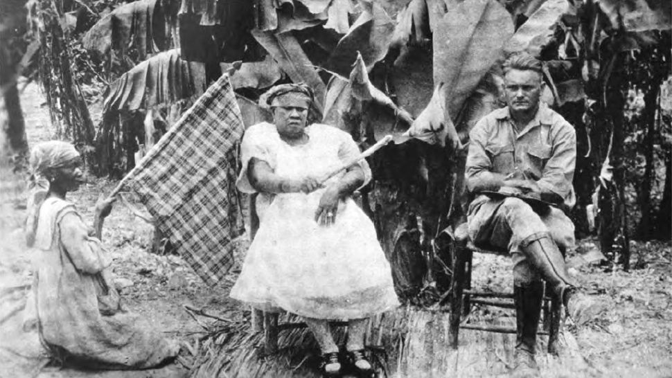 Ti Memenne (w środku), królowa La Gonave i Faustin Wirkus, uznany za cesarza Faustina II. Fotografia z książki "Biały król La Gonave"