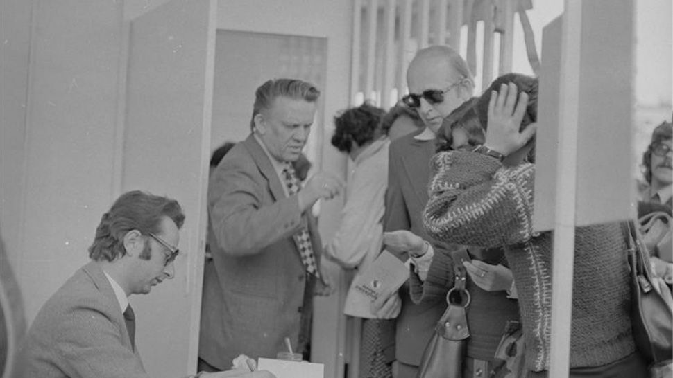 11 maja 1980 r., Zbigniew Lew Starowicz podpisuje książkę "Rodzina i dom. Seks trudny czy łatwy".