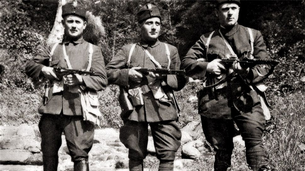 Włado Czernozemski (w środku) w mundurze ustaszy - chorwackich faszystów