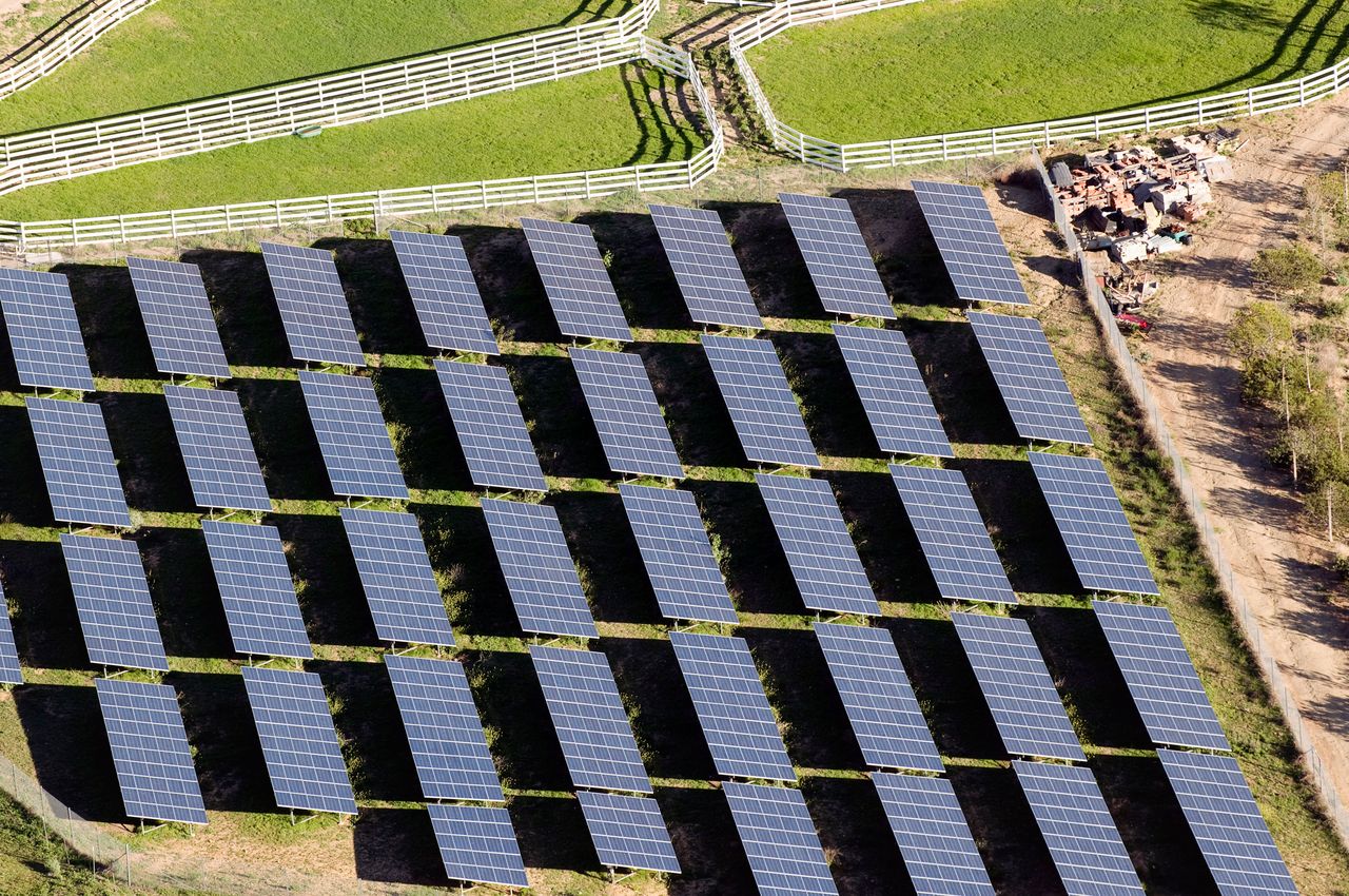 Farma słoneczna w USA w Kalifornii. Zdjęcie ilustracyjne