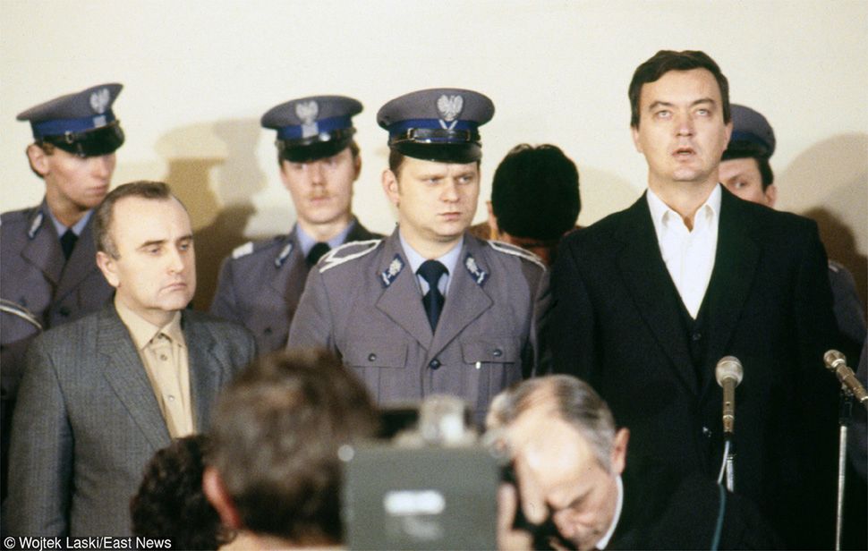 Proces funkcjonariuszy SB oskarżonych o porwanie, torturowanie i zamordowanie ks. Jerzego Popiełuszki. Pierwszy od prawej - główny oskarżony Grzegorz Piotrowski. Pierwszy od lewej Adam Pietruszka.