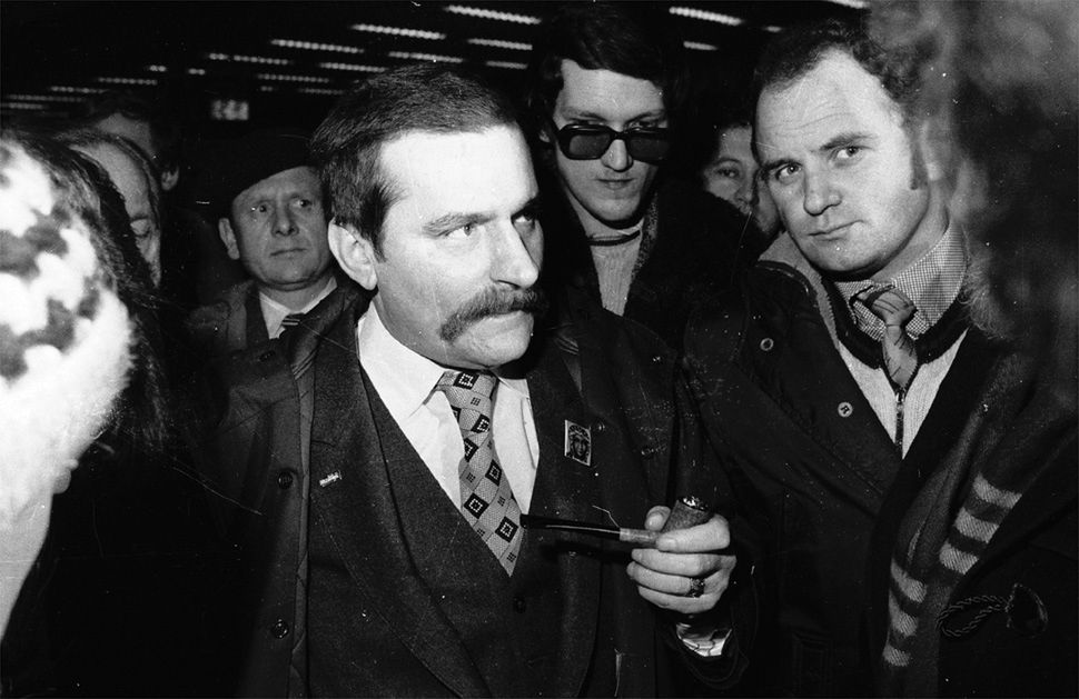 Lech Wałęsa na lotnisku w Warszawie przed wylotem do Rzymu, 13 stycznia 1981 r.