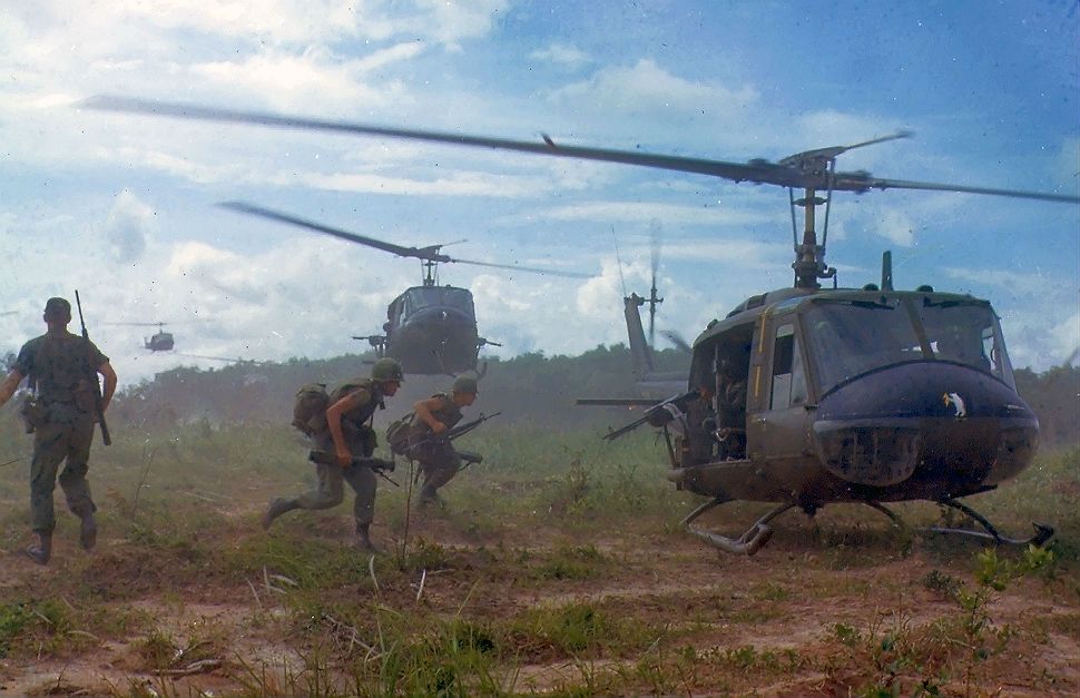 Helikoptery UH-1D zabierają amerykańskich żołnierzy z pola bitwy w Wietnamie
