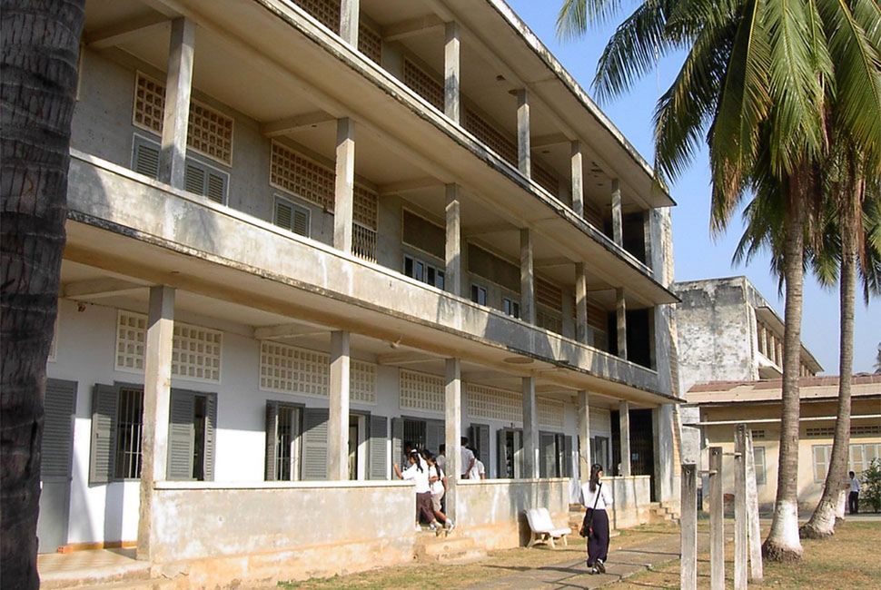 Dziedziniec Muzeum Ludobójstwa Tuol Sleng w Phnom Penh