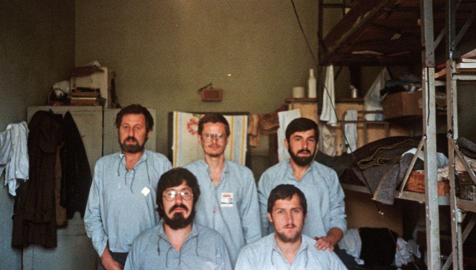 Białołęka, 1982 r. Od lewej stoją: Witold Chodakiewicz, Zbigniew Sarata, Stanisław Kujawa, siedzą z lewej Jan Dworak i Stanisław Hausner