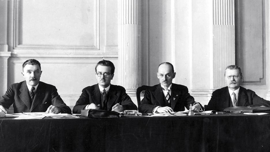 Prezydium sekcji finansowej zjazdu Związku Miast Polskich. Od lewej: członek Rady Miejskiej Lwowa Jan Kanty Pfau, prezydent Lwowa Wacław Drojanowski, przewodniczący sekcji, wiceprezydent Krakowa Stanisław Klimecki, Komisarz Rządowy miasta Łodzi Wacław Wojewódzki. 4 kwietnia 1935 r.