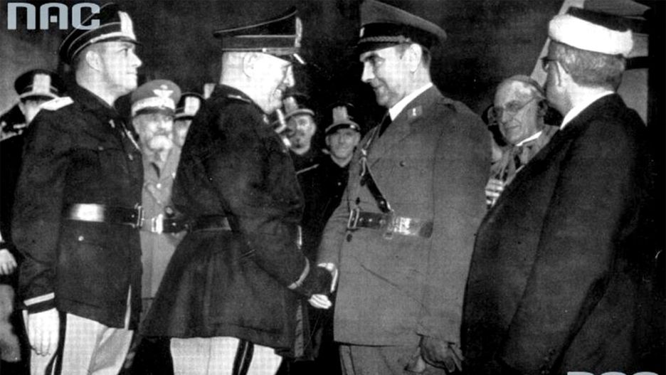 Benito Mussolini (drugi z lewej) wita Ante Pavelicia podczas wizyty w Rzymie w 1941 r.