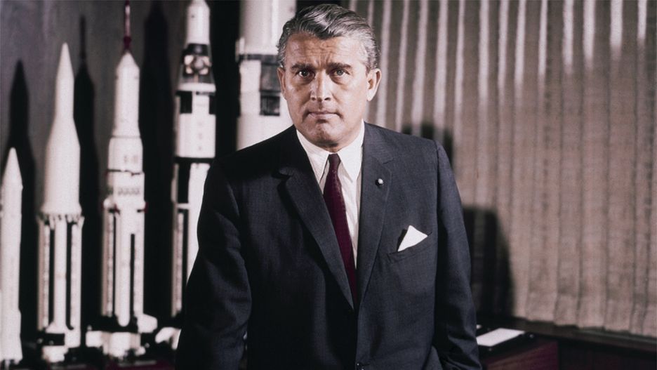 Wernher von Braun jako dyrektor należącego do NASA Centrum Lotów Kosmicznych im. George''a Marshalla. 1 maja 1964 r.