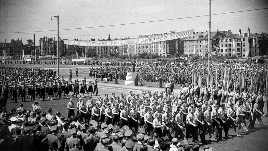 Defilada w czasie Zlotu Młodzieży Polski Ludowej na placu Grunwaldzkim we Wrocławiu, 22 lipca 1948 r. W tle nadal widać zniszczenia wojenne