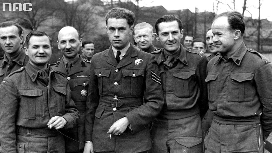 Grupa nierozpoznanych polskich żołnierzy w Wielkiej Brytanii. Fotografia wykonana między 1940 a 1944 rokiem
