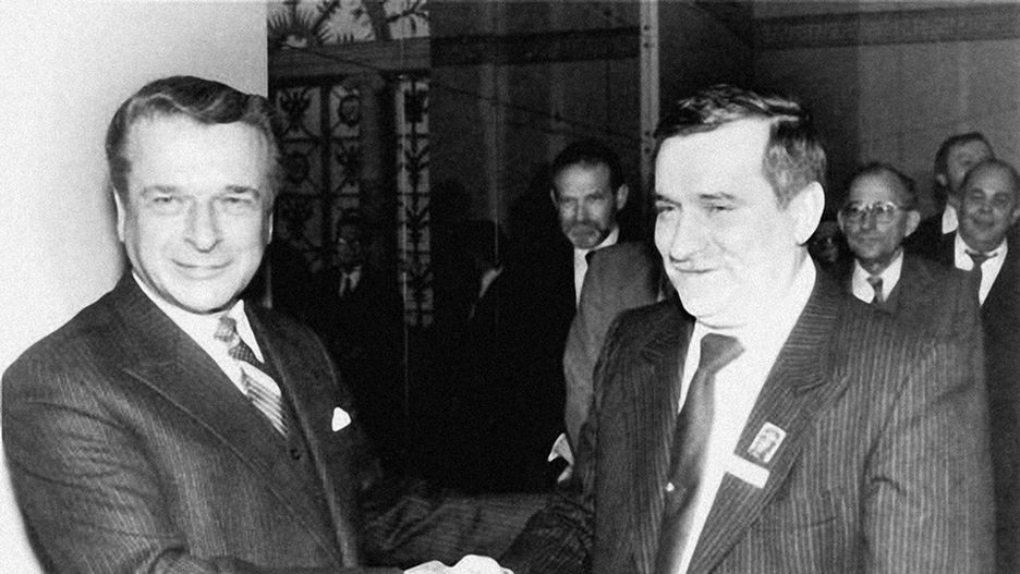 Czesław Kiszczak i Lech Wałęsa przed rozmowami przy Okrągłym Stole w czerwcu 1989 r.