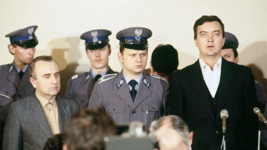 Proces funkcjonariuszy SB oskarżonych o porwanie, torturowanie i zamordowanie ks. Jerzego Popiełuszki. Pierwszy od prawej - główny oskarżony Grzegorz Piotrowski. Pierwszy od lewej Adam Pietruszka.
