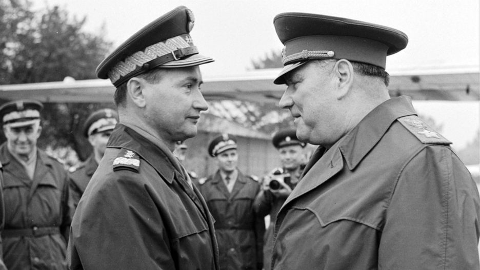 Minister obrony narodowej gen. broni Wojciech Jaruzelski (pierwszy od lewej) i marszałek ZSRR Iwan Jakubowski, 1968 r.