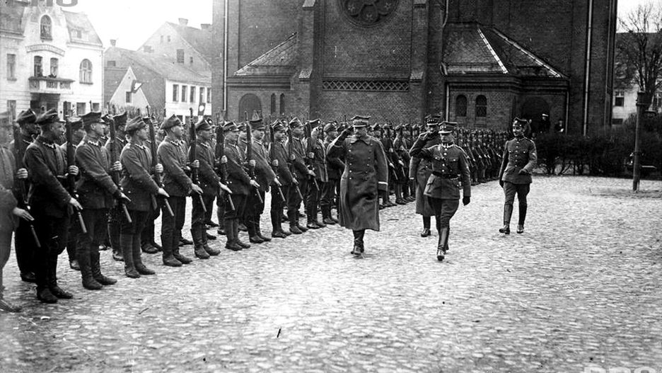 Generał Józef Dowbor-Muśnicki (drugi z prawej) przechodzi przed frontem oddziału 7. Pułku Strzelców Wielkopolskich, rok 1919