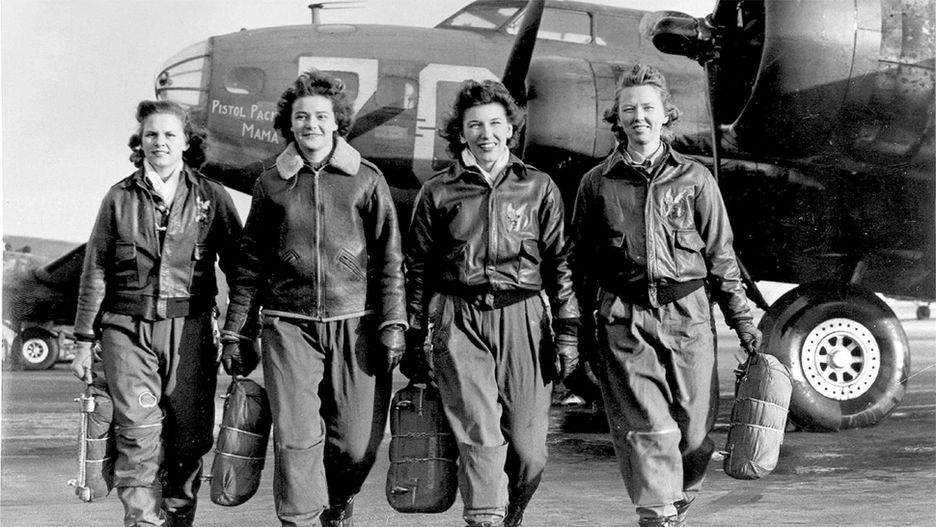 Frances Green, Margaret (Peg) Kirchner, Ann Waldner i Blanche Osborn po wyjściu ze swojego samolotu w szkole pilotów w Ohio w USA. Kobiety ćwiczyły przeloty Latającymi Fortecami - B-17