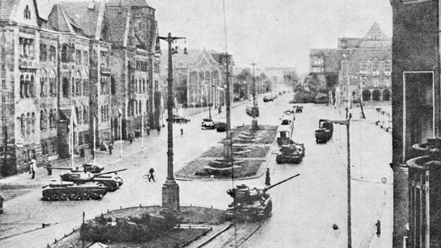 Czołgi na Placu Józefa Stalina w Poznaniu, 1956 r.