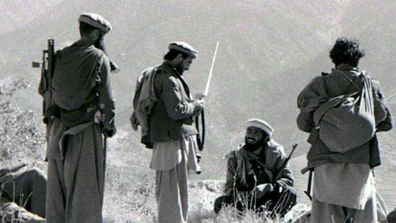 Afgańscy mudżahedini przygotowujący się do ataku moździerzowego