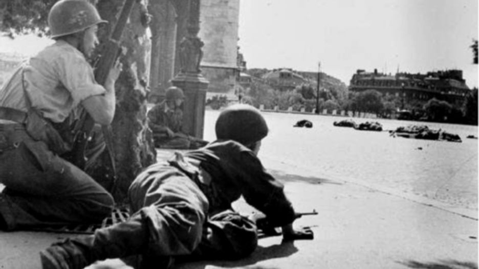 Żołnierze 2 Francuskiej Dywizji Pancernej pod Łukiem Triumfalnym podczas wyzwalania Paryża