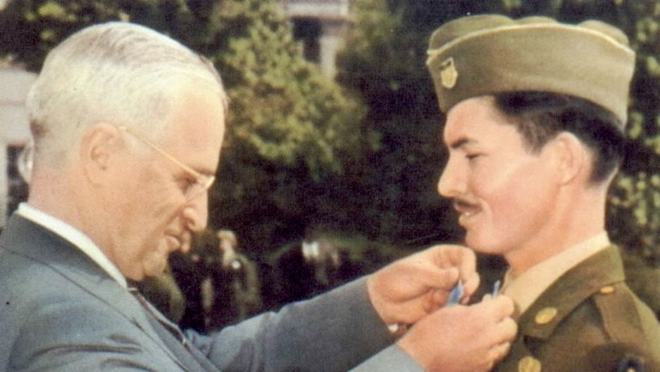 Prezydent Harry Truman dekoruje Medalem Honoru Desmonda Dossa, 1945 r.