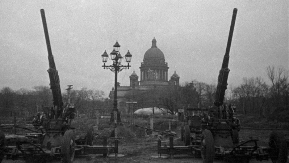 Radzieckie działa przeciwlotnicze w Leningradzie. W tle Sobór św. Izaaka, 1941 r.