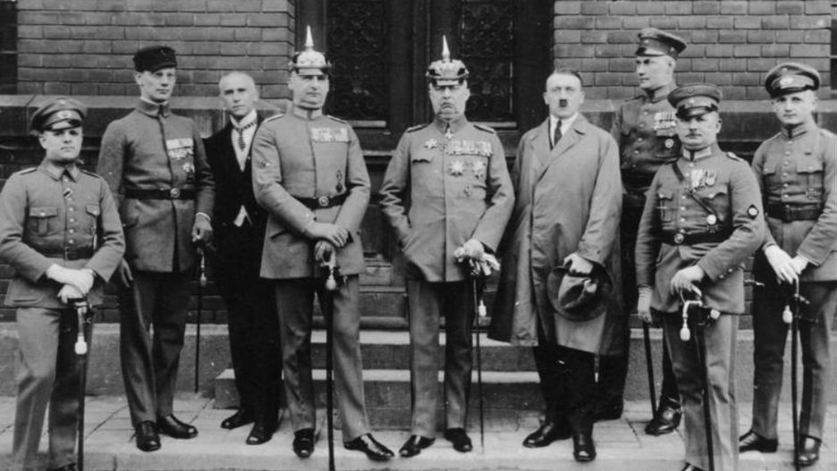 Uczestnicy puczu monachijskiego w czasie trwania procesu. Czwarty od prawej stoi Adolf Hitler, 1 kwietnia 1924 r.