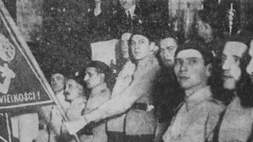 Polscy nacjonaliści z proporcem, na którym widoczny jest symbol falangi, 1937 r.