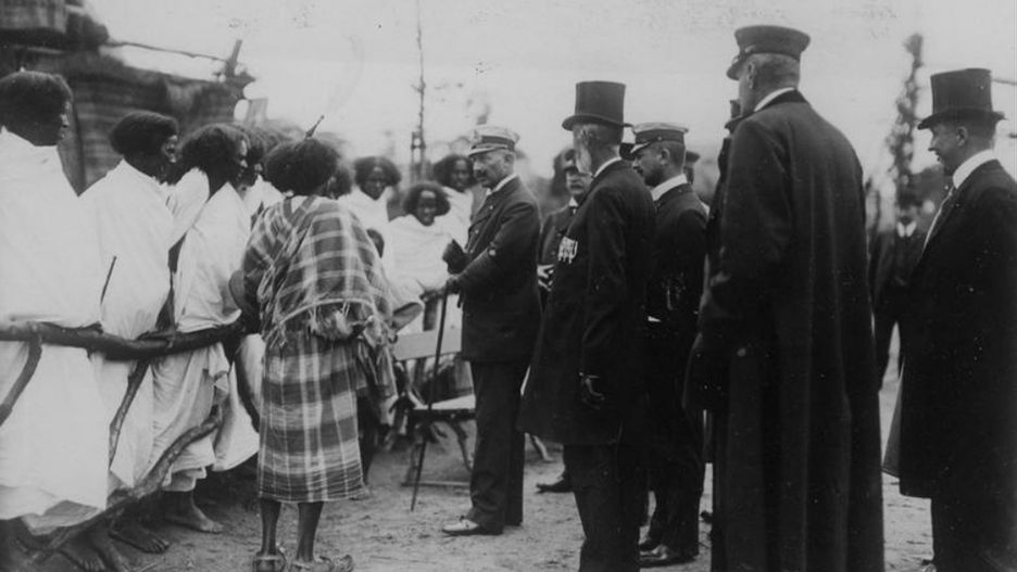 Cesarz Wilhelm II rozmawia z Etiopczykami "prezentowanymi" w Tierpark Hagenbeck (hamburskim zoo), 1909 r.