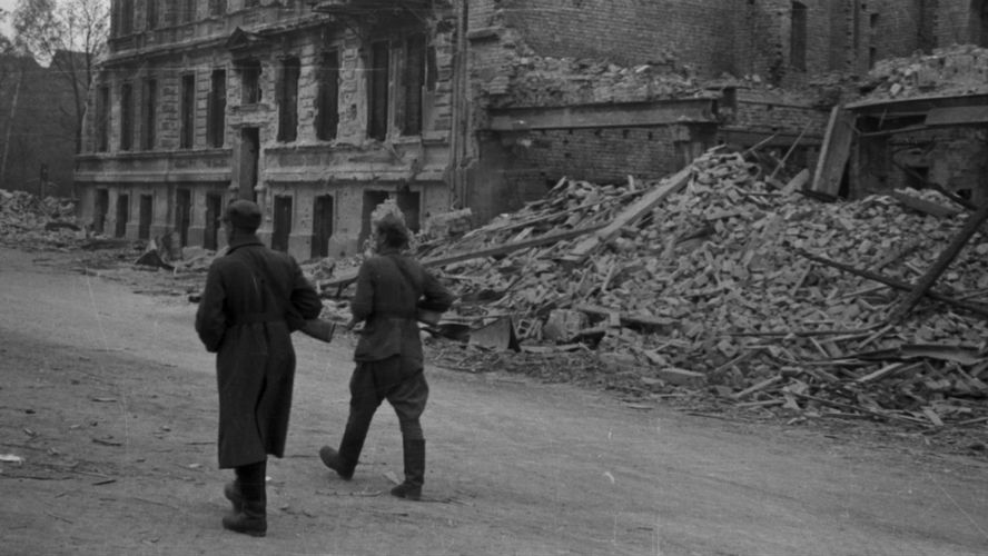 Żołnierze polscy patrolujący ulice Wrocławia, maj 1945 r.