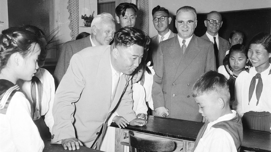 Kim Ir Sen odwiedza koreańskie dzieci przebywające w Państwowym Ośrodku Wychowawczym w Świdrze. 1956 r.