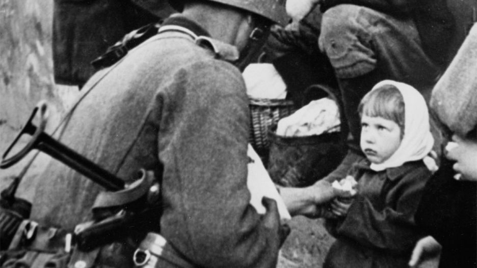 Niemiecka propaganda: żołnierze Wehrmachtu witani na wschodzie jako wyzwoliciele, 1941 r.