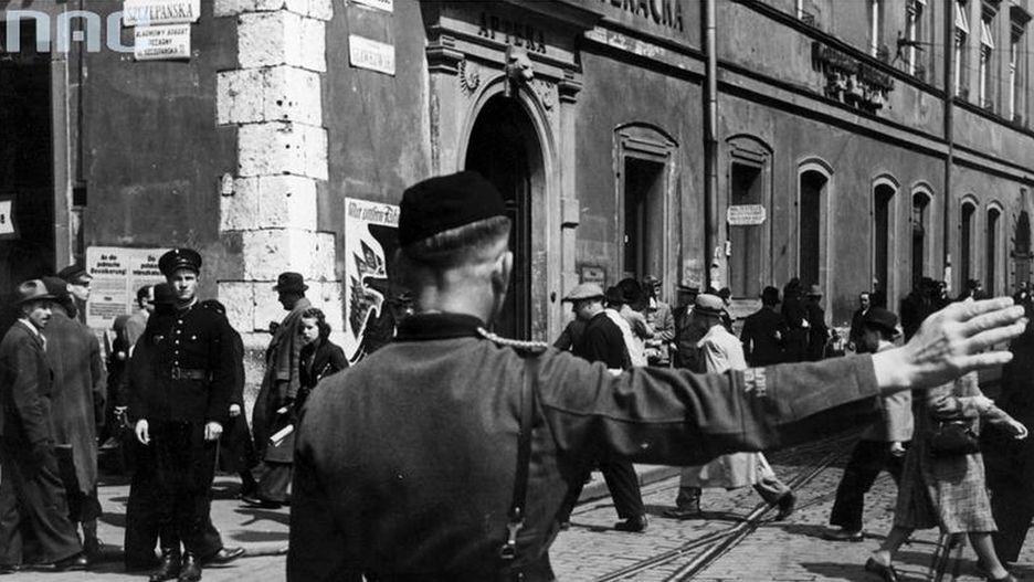 Kraków w czasie niemieckiej okupacji. Na pierwszym planie funkcjonariusz niemieckiej policji pomocniczej.