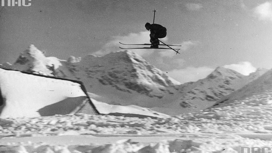 Jan Kula podczas skoku treningowego. Fotografia sprzed II wojny światowej