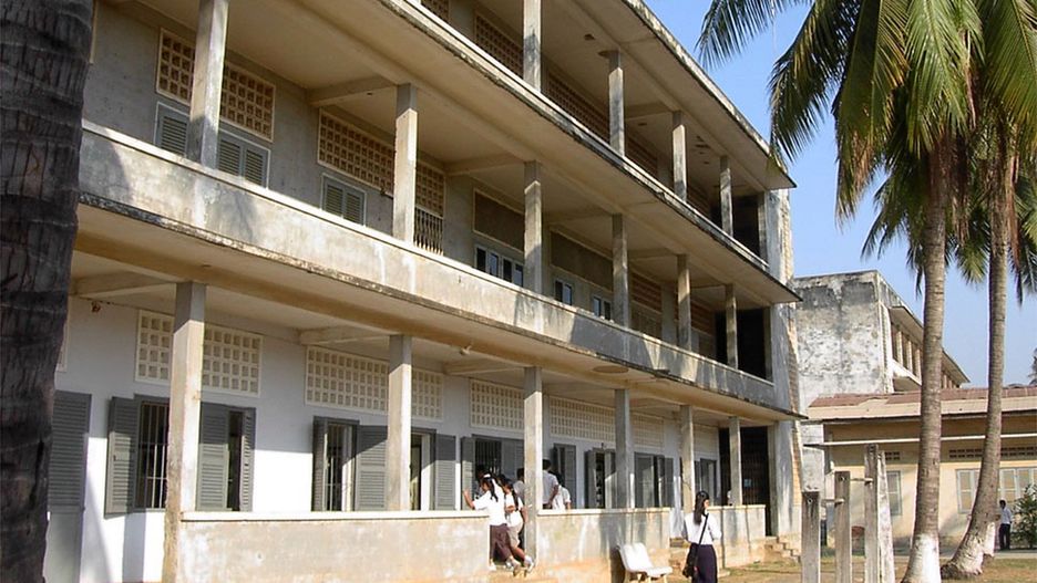 Dziedziniec Muzeum Ludobójstwa Tuol Sleng w Phnom Penh