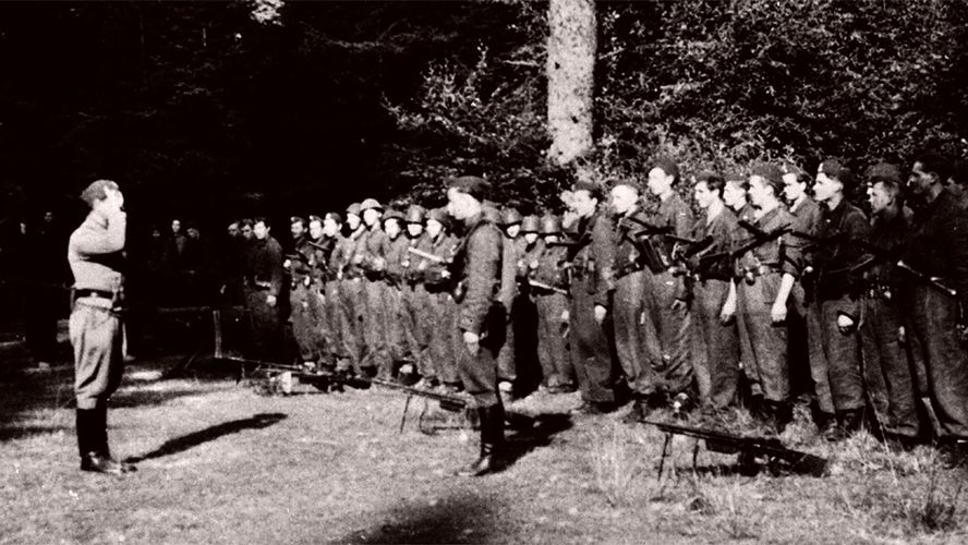 Ppor. Waldemar Szwiec "Robot" melduje por. Janowi Piwnikowi "Ponuremu" II Zgrupowanie