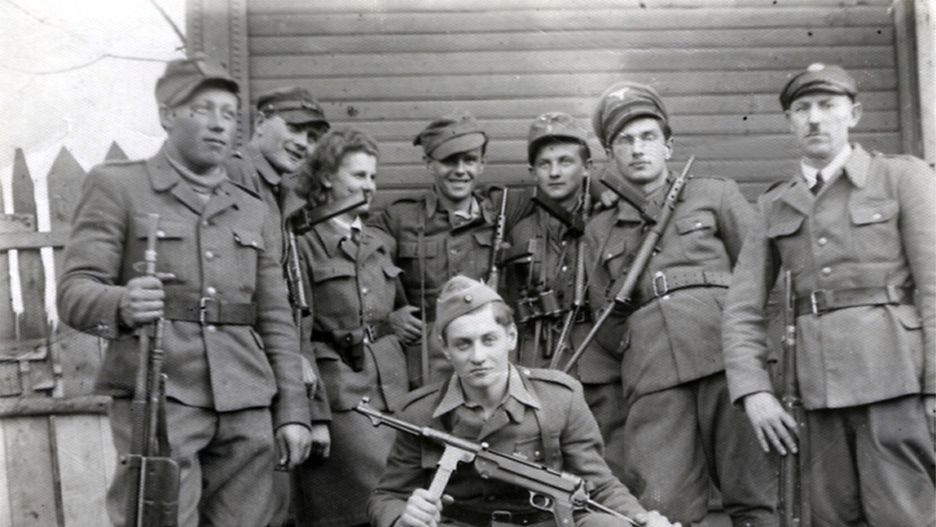 Hieronim Dekutowski "Zapora" ze swoim oddziałem. W marcu 1949 r. wykonano na nim i na 6 jego podkomendnych karę śmierci. Jego zwłoki odnaleziono w 2013 r. na "Łączce" na warszawskich Powązkach