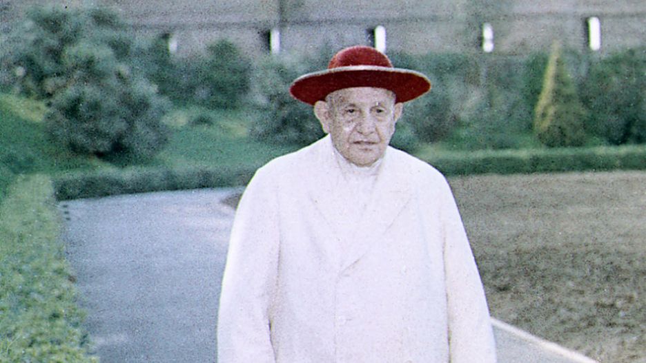 Papież Jan XXIII podczas spaceru w watykańskich ogrodach, 15 kwietnia 1963 r.