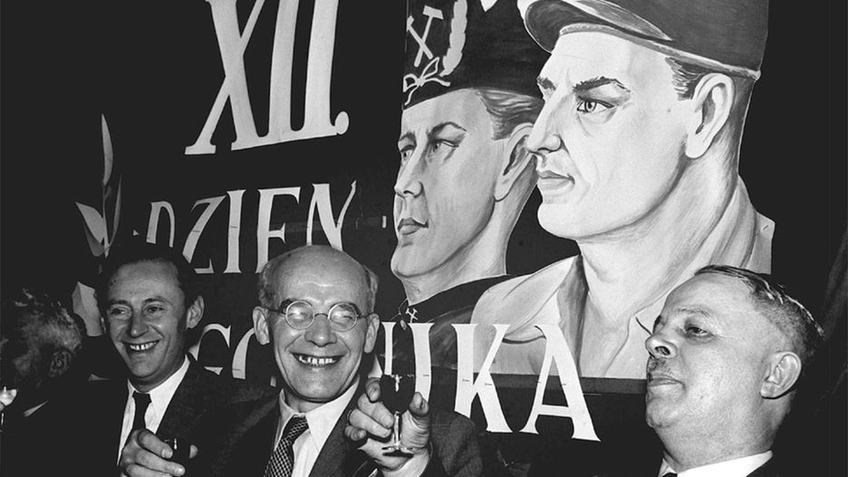 Władysław Gomułka (w środku) wznosi toast z okazji Barbórki, rok 1956. Po prawej dyrektor kopalni Zabrze-Wschód Stanisław Dudek i I sekretarz KW PZPR w Katowicach, Aszewski.