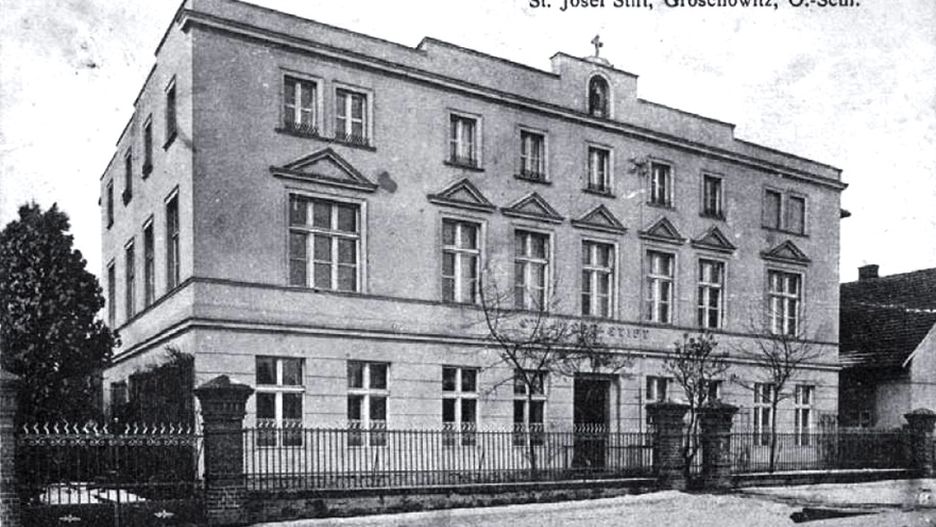 Budynek w Opolu Groszowicach, w którym od 1930 r. mieścił się w nim oddział szpitala św. Wojciecha dla upośledzonych umysłowo