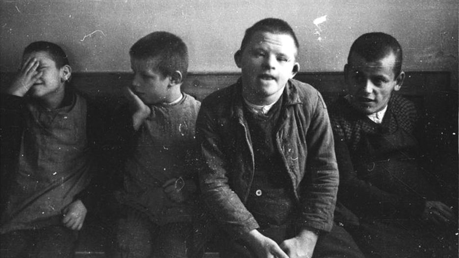 Dzieci ze szpitala psychiatrycznego w Schönbrunn, fotografia z 1934 r.