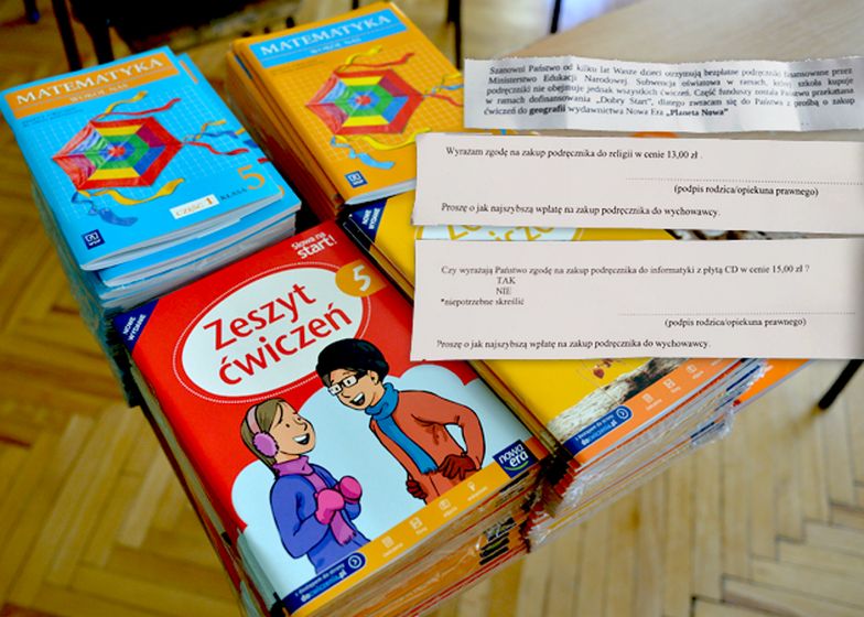 Nauczyciel ze szkoły, która ma dotację celową na ćwiczenia, nie może żądać od rodziców ich zakupu.