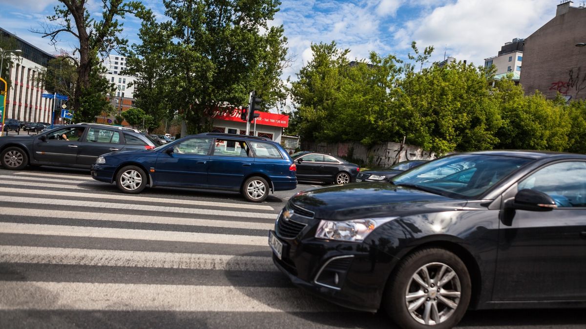 Są sytuacje, kiedy kierowcy wyprzedzają na przejściach dla pieszych. Co ciekawe, robią to zupełnie nieświadomie.