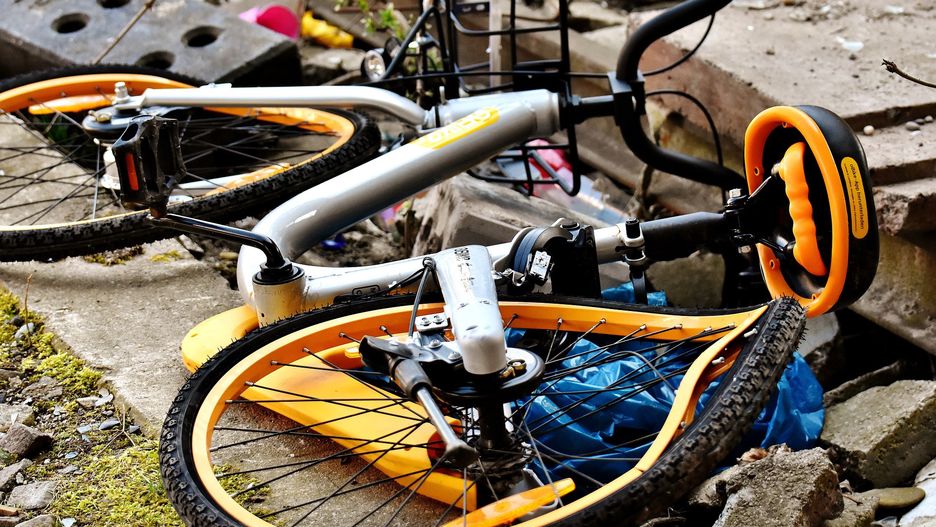 Kraków. Kierowca potrącił rowerzystę i uciekł. Policja szuka sprawcy
