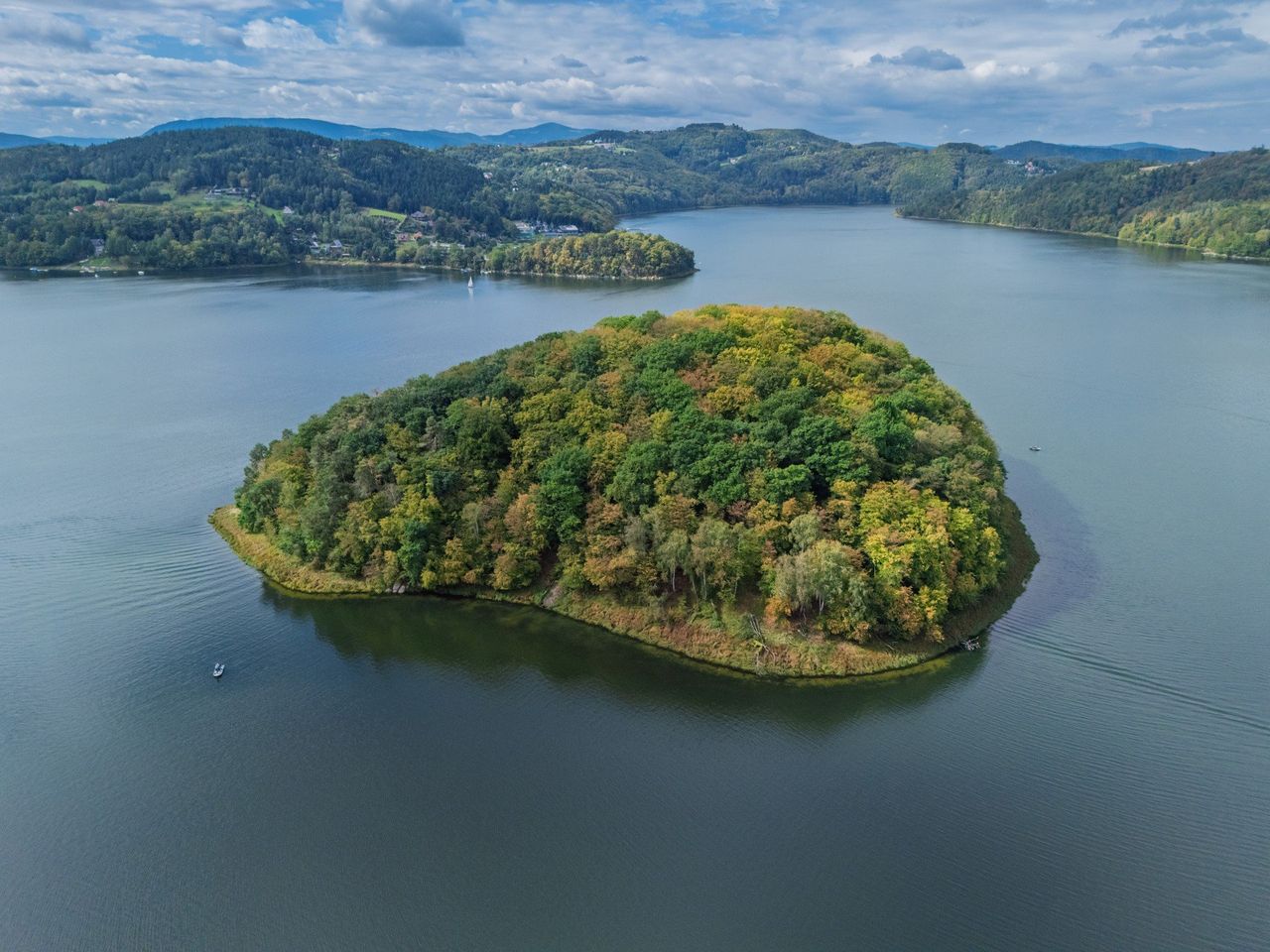Gródek nad Dunajcem: Jezioro Rożnowskie – raj dla turystów i wędkarzy