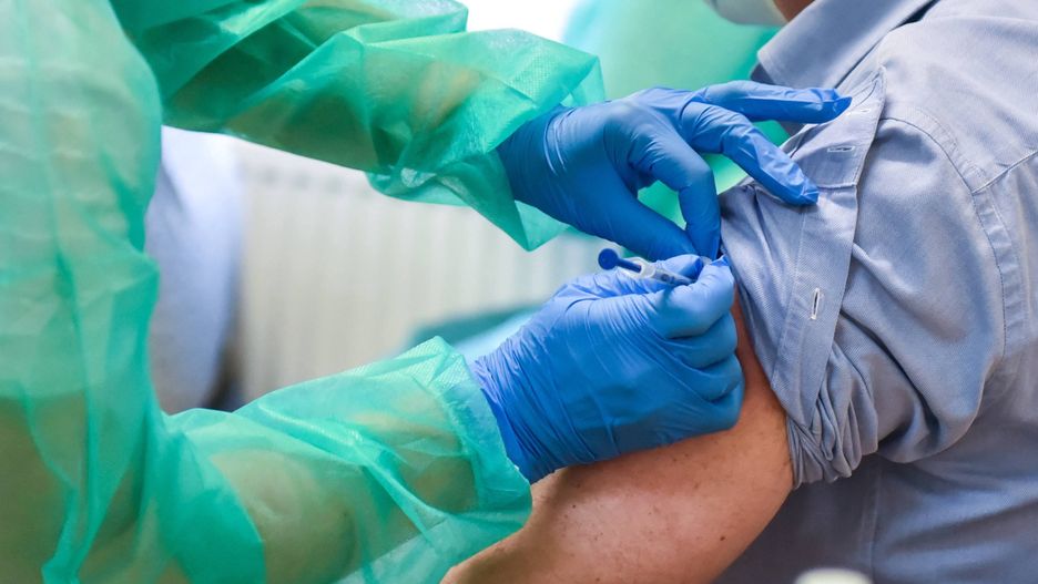 Szczepionka poza kolejką. Kolejni samorządowcy na celowniku - zdjęcie ilustracyjne