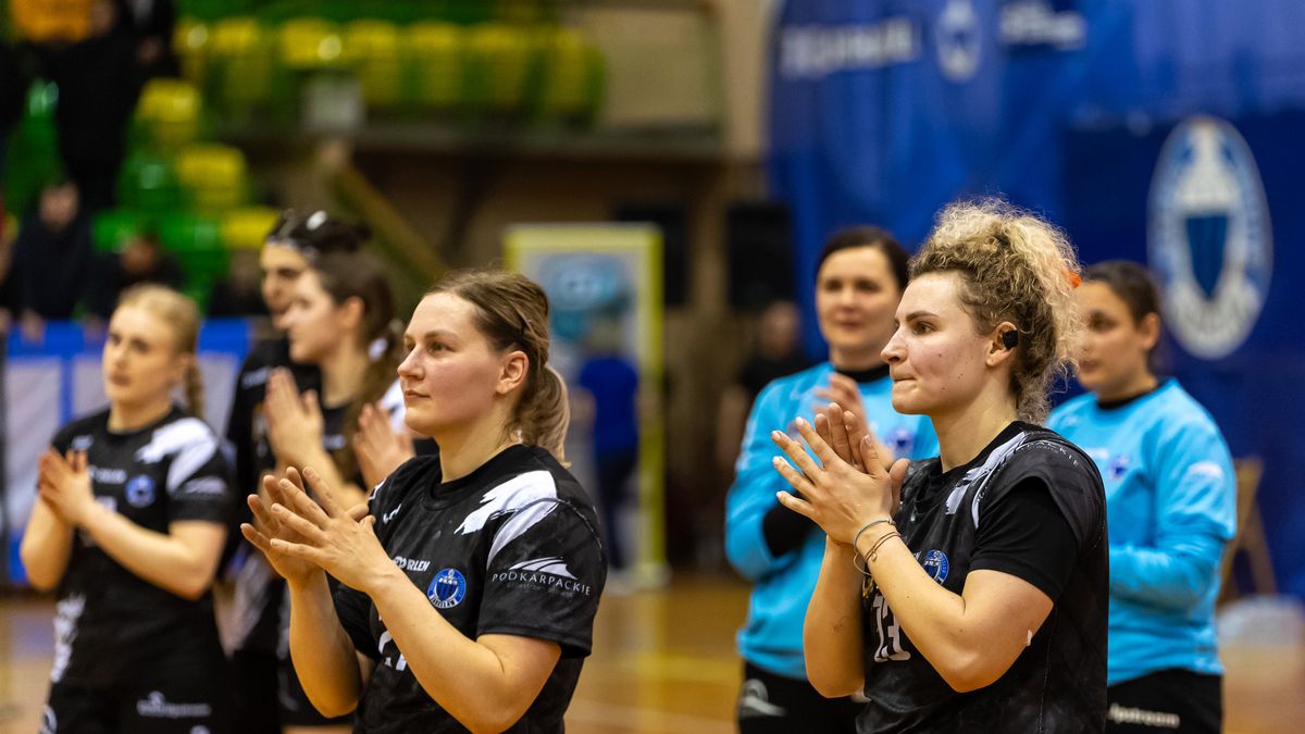 Materiały prasowe / Orlen Superliga Kobiet / Handball JKS Jarosław / Na zdjęciu: Walentyna Kozimur i Sylwia Matuszczyk