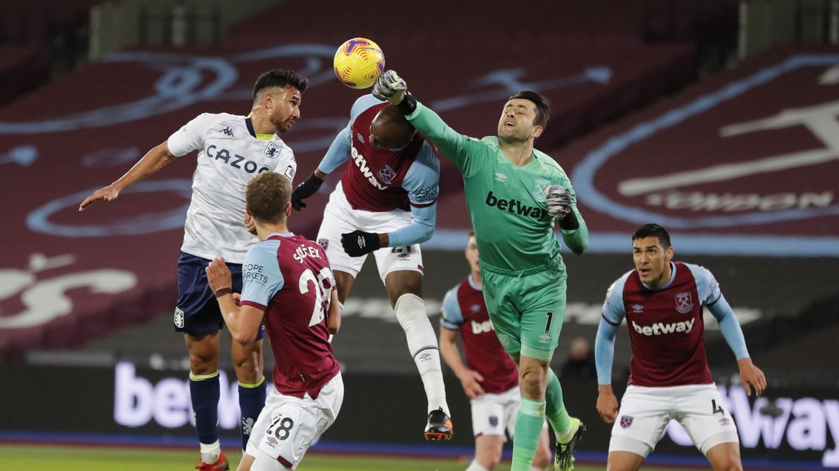 Łukasz Fabiański w meczu West Ham United - Aston Villa w 10 kolejce Premier League