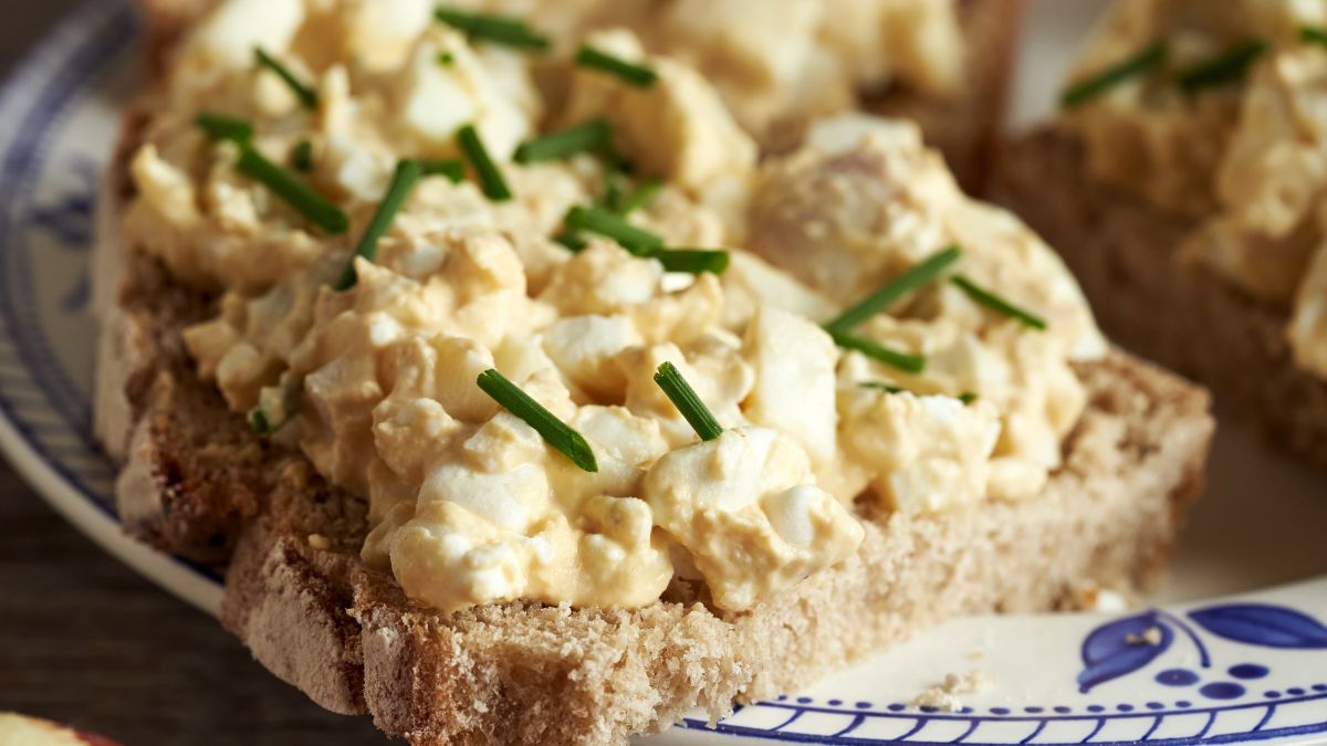 Pyszna pasta kanapkowa z jajek i sera feta