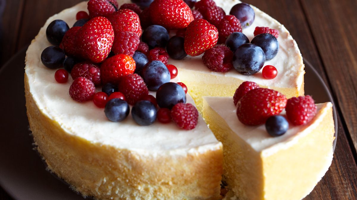 Nawet zimą można podać sernik ze świeżymi owocami 